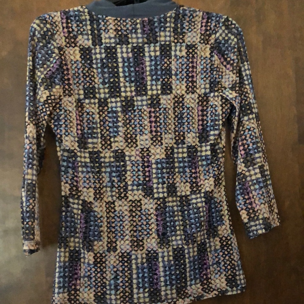 Multicolor Patterned V-Neck Top - Picture 2 of 2